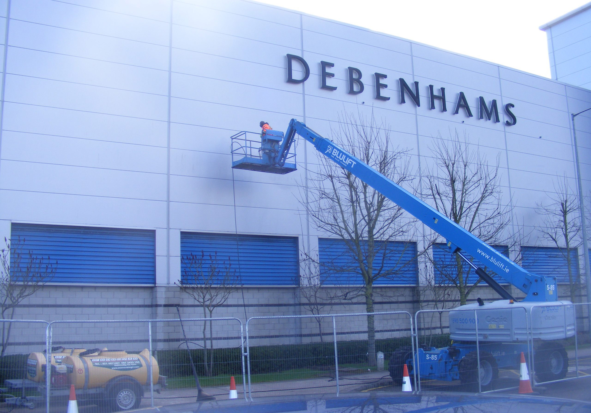 Retail-Commercial-Building-Cleaning-scaled-landscape-8d9f2ac7e418078738c4125d42cb5228-u3cvoe419xth